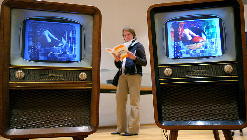 Mit dem symbolischen Knopfdruck begann vor 50 Jahren die farbige Fernsehwelt in deutschen Wohnstuben. Mit dem symbolischen Knopfdruck begann vor 50 Jahren die farbige Fernsehwelt in deutschen Wohnstuben.