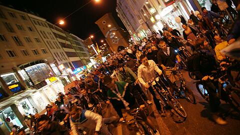 Bei der Radlnacht können Zweirad-Fans die Stadt ohne Auto erkunden.