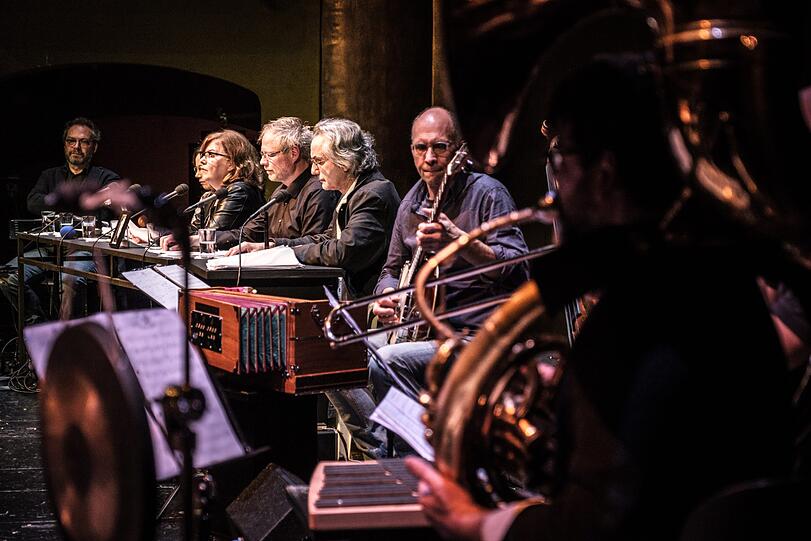 Live auf der Kammerspielbühne: (von links) Regisseur und Autor Andreas Ammer, Frauke Poolman (Graf), Wowo Habdank (Chauffeur Tiefenthaler) und Friedrich Ani (Ludwig III). Im Vordergrund: Musiker der Hochzeitskapelle (Alexander Haas, Michael Acher).