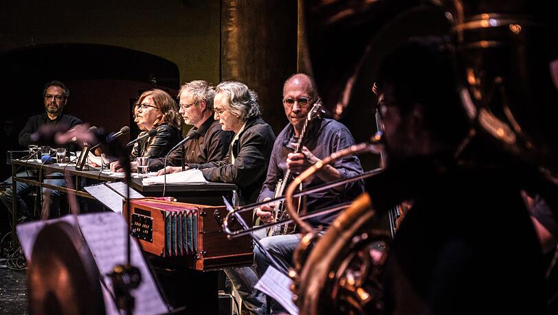 Live auf der Kammerspielbühne: (von links) Regisseur und Autor Andreas Ammer, Frauke Poolman (Graf), Wowo Habdank (Chauffeur Tiefenthaler) und Friedrich Ani (Ludwig III). Im Vordergrund: Musiker der Hochzeitskapelle (Alexander Haas, Michael Acher). Live auf der Kammerspielbühne: (von links) Regisseur und Autor Andreas Ammer, Frauke Poolman (Graf), Wowo Habdank (Chauffeur Tiefenthaler) und Friedrich Ani (Ludwig III). Im Vordergrund: Musiker der Hochzeitskapelle (Alexander Haas, Michael Acher).