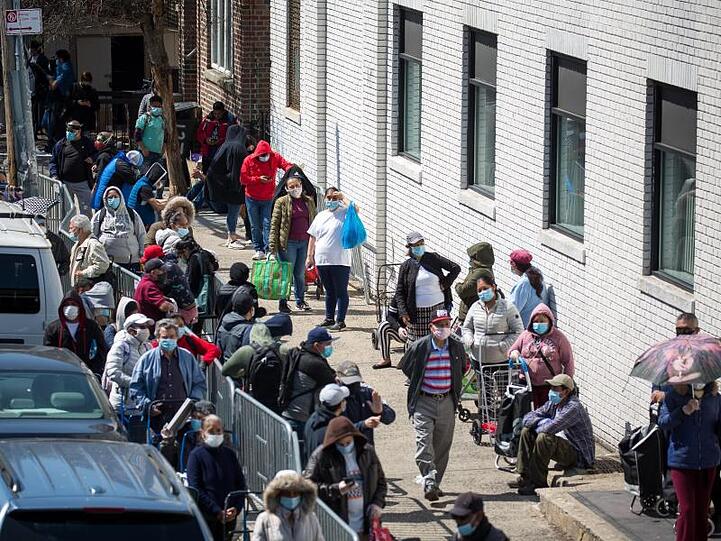 Menschen stehen Schlange vor einer Lebensmittelausgabe für Bedürftige im New Yorker Stadtteil Brooklyn. Seit Mitte März haben in den USA Millionen Menschen zumindest zeitweise ihren Job verloren.