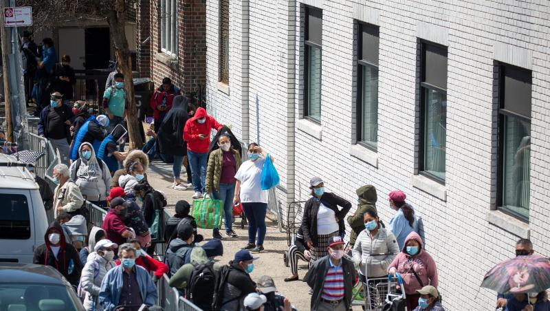 Menschen stehen Schlange vor einer Lebensmittelausgabe für Bedürftige im New Yorker Stadtteil Brooklyn. Seit Mitte März haben in den USA Millionen Menschen zumindest zeitweise ihren Job verloren. Menschen stehen Schlange vor einer Lebensmittelausgabe für Bedürftige im New Yorker Stadtteil Brooklyn. Seit Mitte März haben in den USA Millionen Menschen zumindest zeitweise ihren Job verloren.