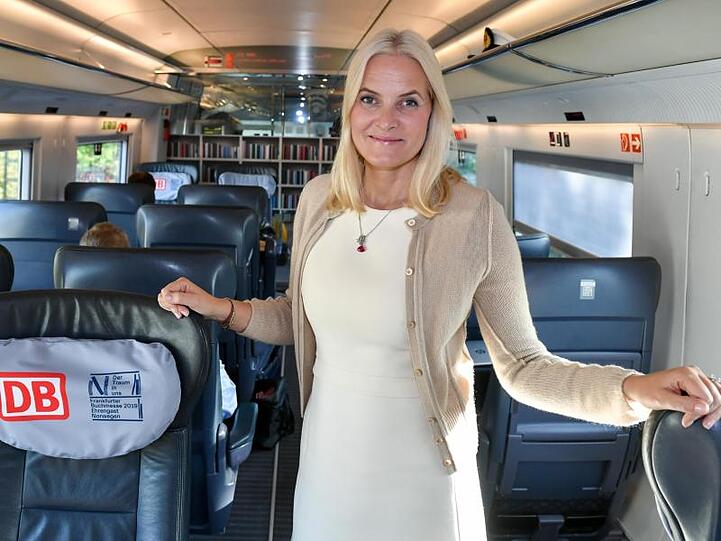 Kronprinzessin Mette-Marit in ihrem Bücherabteil.