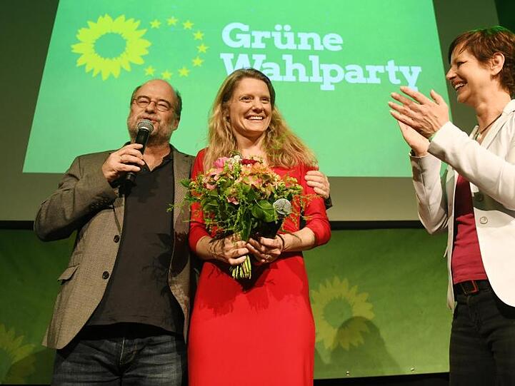 Eike Hallitzky, Henrike Hahn und Sigi Hagl feiern den Wahlerfolg der Grünen auf der Wahlparty. Foto: Tobias Hase