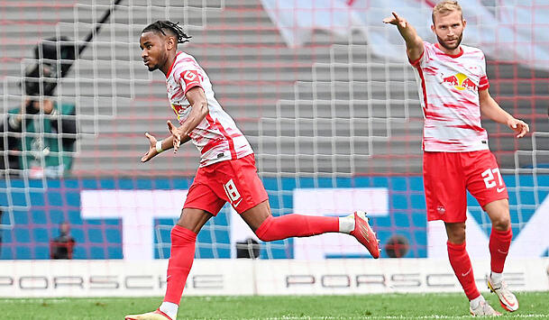 Sie stehen auch im Fokus des FC Bayern: Leipzigs Christopher Nkunku und Konrad Laimer (r.). Sie stehen auch im Fokus des FC Bayern: Leipzigs Christopher Nkunku und Konrad Laimer (r.).