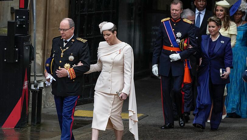 Fürst Albert (l) von Monaco und seine Frau Fürstin Charlene kommen vor der Krönungszeremonie von König Charles III. Königsgemahlin Camilla in der Westminster Abbey an.
