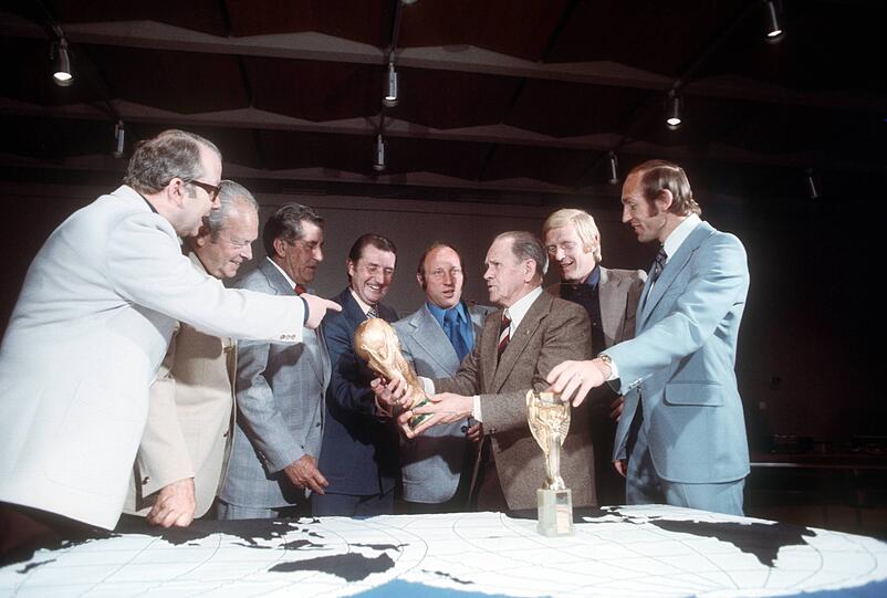 Vorstellung FIFA Weltpokal 1973, u.a. mit DFB Vizepräsident Hermann Neuberger, Fritz Walter, Uwe Seeler, Altbundestrainer Sepp Herberger, Karl Heinz Schnellinger und Willi Schulz (alle BR Deutschland), auf dem Tisch der Coupe Jules Rimet.