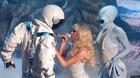 Zwischen Astronaut und Alien: Sabrina Carpenter bei den diesjährigen MTV Music Awards.