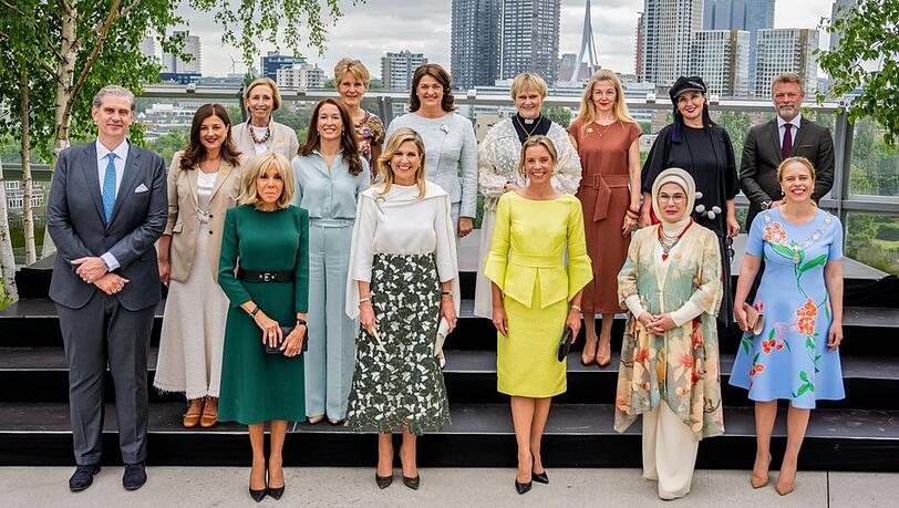 Königin Máxima - im weiß-grünen Outfit - mit den Partnerinnen und Partnern der Staats- und Regierungschefs.