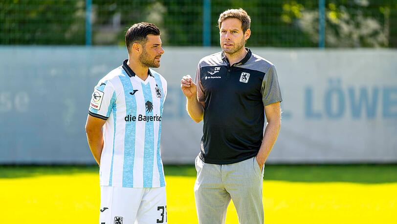 Der Sportchef und einer seiner Königstransgers: Christian Werner (r.) im Gespräch mit Löwen-Rückkehrer Kevin Volland.	Foto: MIS/Imago