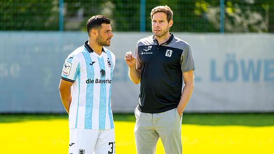 Der Sportchef und einer seiner Königstransgers: Christian Werner (r.) im Gespräch mit Löwen-Rückkehrer Kevin Volland.	Foto: MIS/Imago