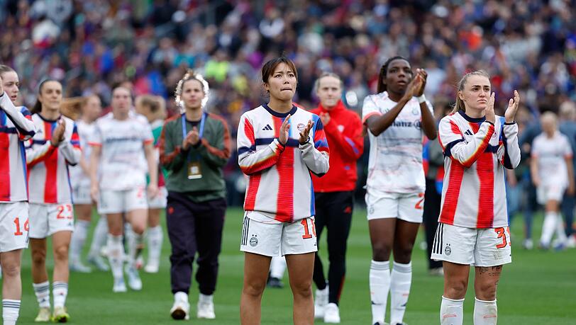 Raus mit Applaus: die Bayern-Frauen mit Momoko Tanikawa (Vordergrund) in Barcelona.
