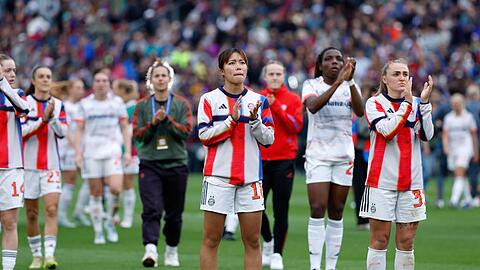 Raus mit Applaus: die Bayern-Frauen mit Momoko Tanikawa (Vordergrund) in Barcelona.