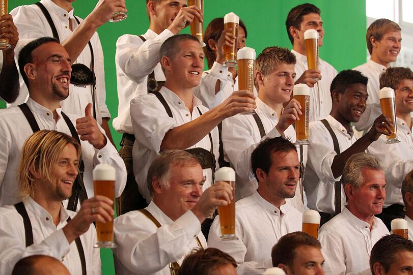Für Sponsor Paulaner schlüpften die Stars in Krachlederne, Trachtenhemd und Haferlschuhe.