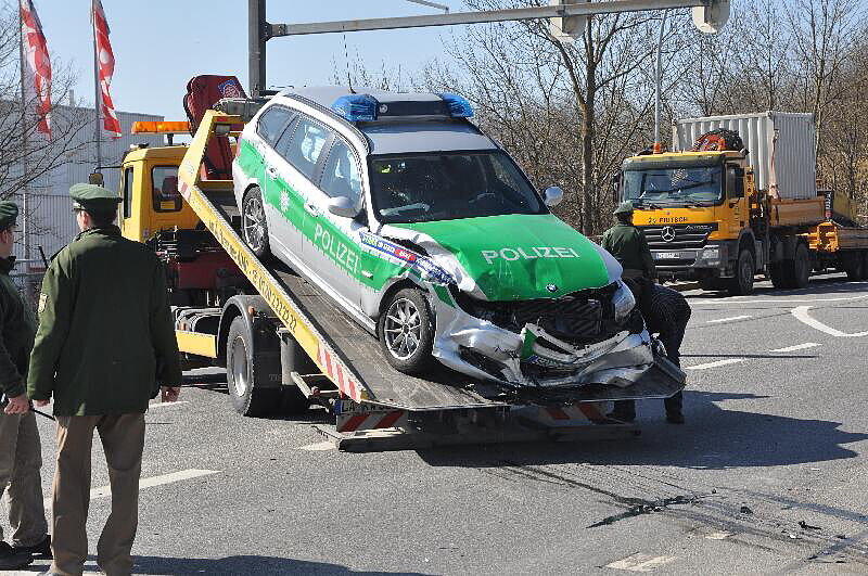 Unfall in Landshut: Auf der Konrad-Adenauerstr. /Ecke Alte Regensburgerstraße kam es zu einem Crash. Auch ein Polizewagen war beteiligt. Die Bilder.