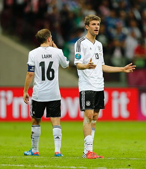 Die Enttäuschung ist Phillip Lahm ins Gesicht geschrieben, bei Thomas Müller fließen die Tränen, Mario Gomez ist entsetzt: Nach dem EM-Aus gegen Italien können's Jogis Jungs nicht fassen.