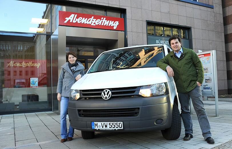 Das ist der neue Kältebus: Jasmin und Tobias Irl freuen sich über das neue Gefährt.