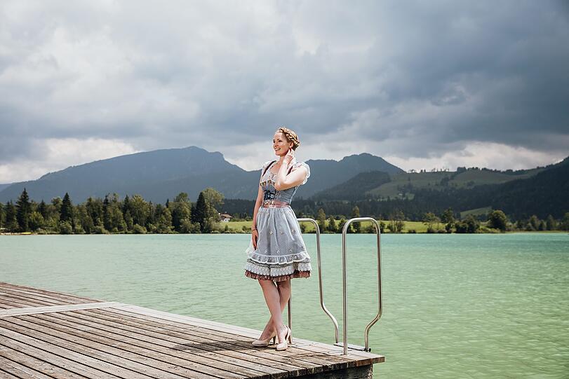 Jetzt das Dirndl gegen einen Badeanzug tauschen? Nadine posiert am See.