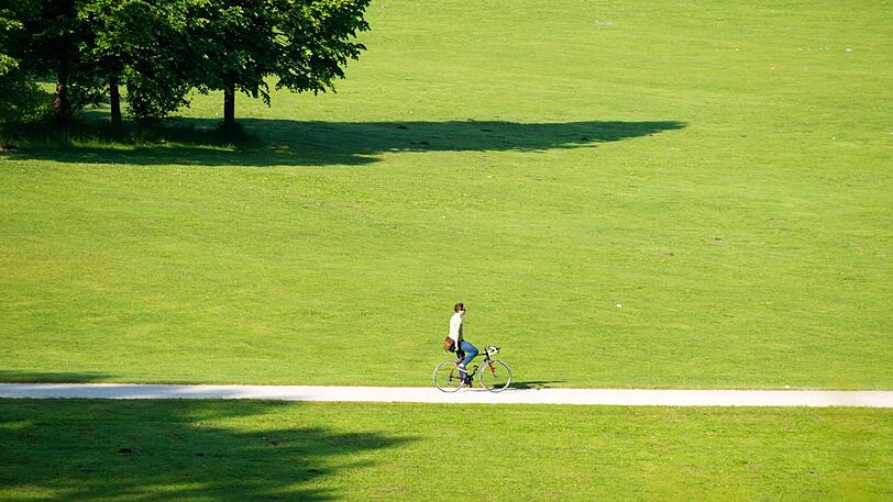 Ein Radler hat am Sonntag im Englischen Garten einen Herzstillstand erlitten. (Symbolbild)