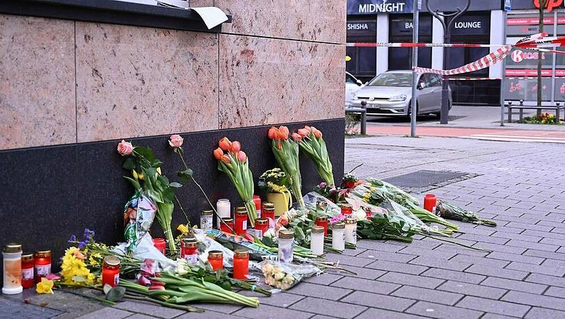 Trauernde legen an den Tatorten in Hanau Blumen nieder. Trauernde legen an den Tatorten in Hanau Blumen nieder.