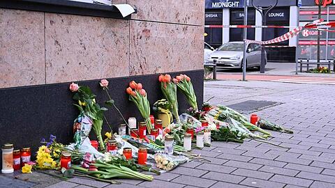 Trauernde legen an den Tatorten in Hanau Blumen nieder.