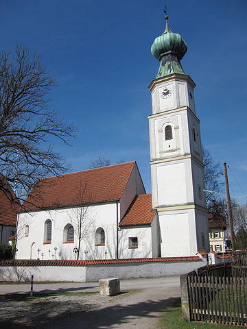 Auf dem Gottesacker um die Kirche St. Georg in Obermenzing sollen bald wieder Bestattungen stattfinden.