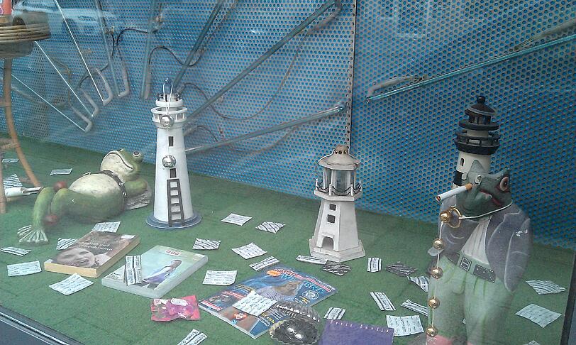 Freundliche Frösche statt Frivolem: Das Schaufenster eines Erotikshops in der Dachauer Straße wirkt eher bizarr.