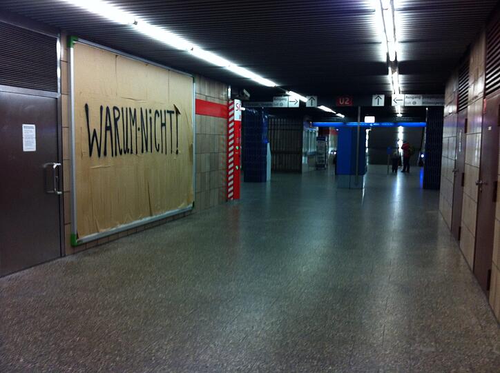 Hier ist das Plakat zu finden: im südlichen Zwischengeschoss der U-Bahnstation Jospehsplatz.