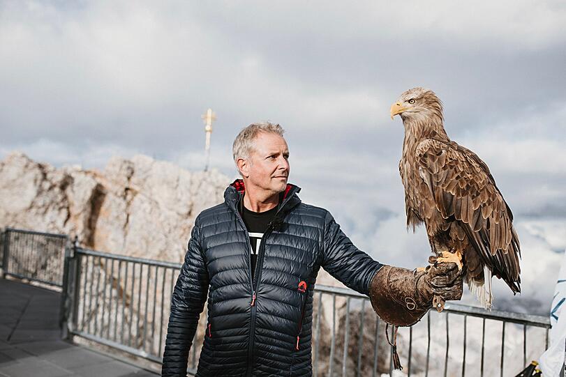 Alexander Liebreich, der Künstlerische Leiter des Festivals, mit Seeadler Fletcher.
