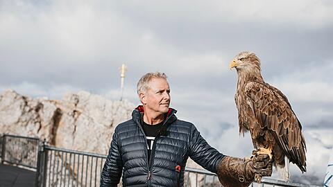 Alexander Liebreich, der Künstlerische Leiter des Festivals, mit Seeadler Fletcher.