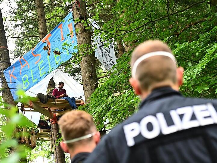Polizisten stehen am Rande des Protestcamps im Forst Kasten nahe München. (Archivbild)