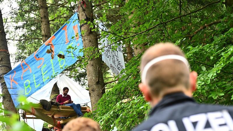 Polizisten stehen am Rande des Protestcamps im Forst Kasten nahe München. (Archivbild) Polizisten stehen am Rande des Protestcamps im Forst Kasten nahe München. (Archivbild)