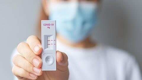 Bei einem positiven Corona-Test werden fünf Tage Isolation verordnet.