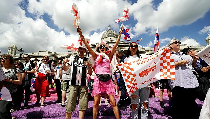 Peace, Love & Football: England-Fans feiern den Heim-Triumph der "Löwinnen" bei dieser EM farbenfroh und humorvoll. Peace, Love & Football: England-Fans feiern den Heim-Triumph der "Löwinnen" bei dieser EM farbenfroh und humorvoll.