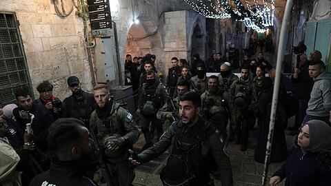 Israelische Polizei in der Altstadt von Jerusalem - nach neuen Zusammenstößen mit Palästinensern am Tempelberg.