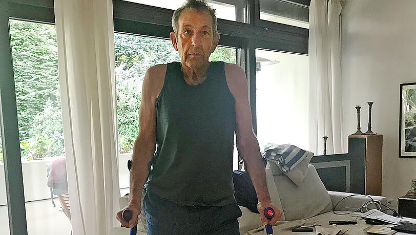 Michael Reinhardt ist selbstständiger Ergotherapeut. Nach einem Sturz vom Rad im Englischen Garten ist er auf Krücken angewiesen.