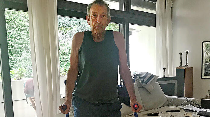 Michael Reinhardt ist selbstständiger Ergotherapeut. Nach einem Sturz vom Rad im Englischen Garten ist er auf Krücken angewiesen.