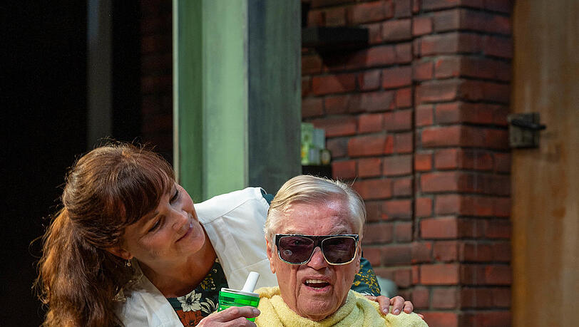 Jochen Busse und Simone Pfennig in "Weiße Turnschuhe". Jochen Busse und Simone Pfennig in "Weiße Turnschuhe".