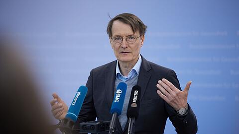 Der geschäftsführende Gesundheitsminister Lauterbach wurde am 1. Mai von Demonstranten angepöbelt.