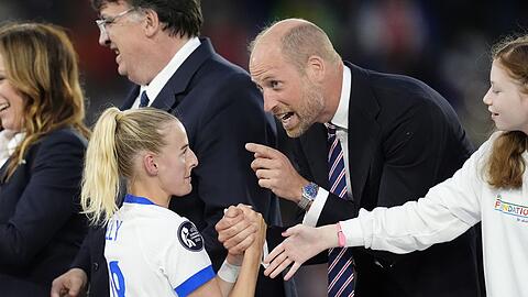Gut gemacht: Prinz William beglückwünscht Siegtorschützin Chloe Kelly.