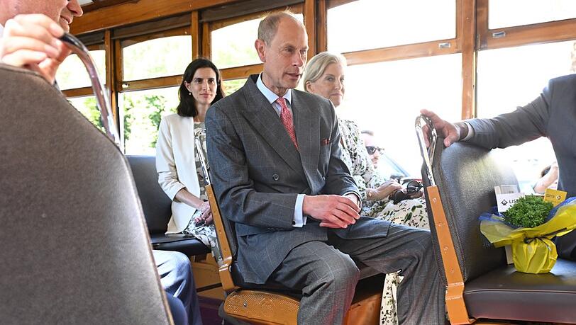 Edward und Sophie konnten Lissabon von einer Trambahn aus betrachten. Edward und Sophie konnten Lissabon von einer Trambahn aus betrachten.