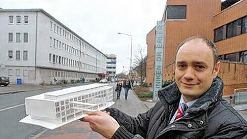 Erler-Geschäftsführer Markus Stark zeigt das Modell des Neubaus, der bis 2012 gegenüber der Klinik entstehen soll. Erler-Geschäftsführer Markus Stark zeigt das Modell des Neubaus, der bis 2012 gegenüber der Klinik entstehen soll.