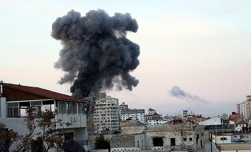 Ein Verwaltungsgebäude der Hamas im Gaza-Streifen liegt nach einem israelischen Luftangriff in Schutt und Asche.