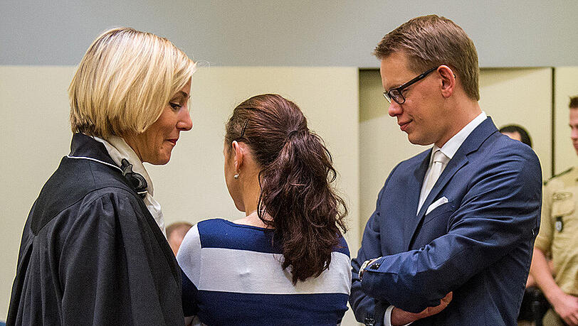 Die Angeklagte Beate Zschäpe (m.) mit ihren Anwälten Anja Sturm und Wolfgang Heer. (Archivbild)