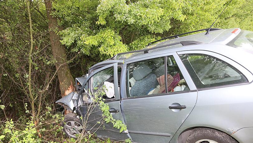 Zwei Schwerverletzte bei einem Verkehrsunfall im Landkreis Erding. Zwei Schwerverletzte bei einem Verkehrsunfall im Landkreis Erding.