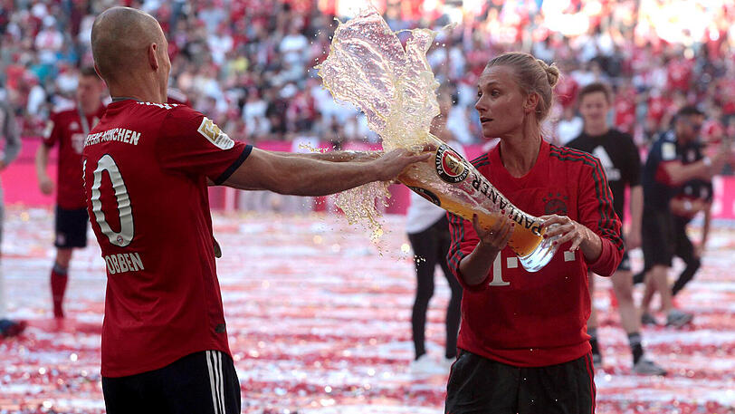 Teammanagerin Kathleen Krüger schickt Arjen Robben unter die Dusche.