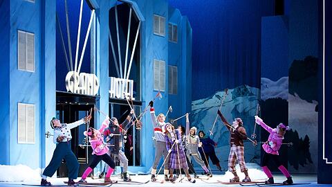 Wildes Ski-Ballett mit dem Graswander Toni vor dem Grand Hotel &ndash; einen Ohrwurm gibt es noch dazu.
