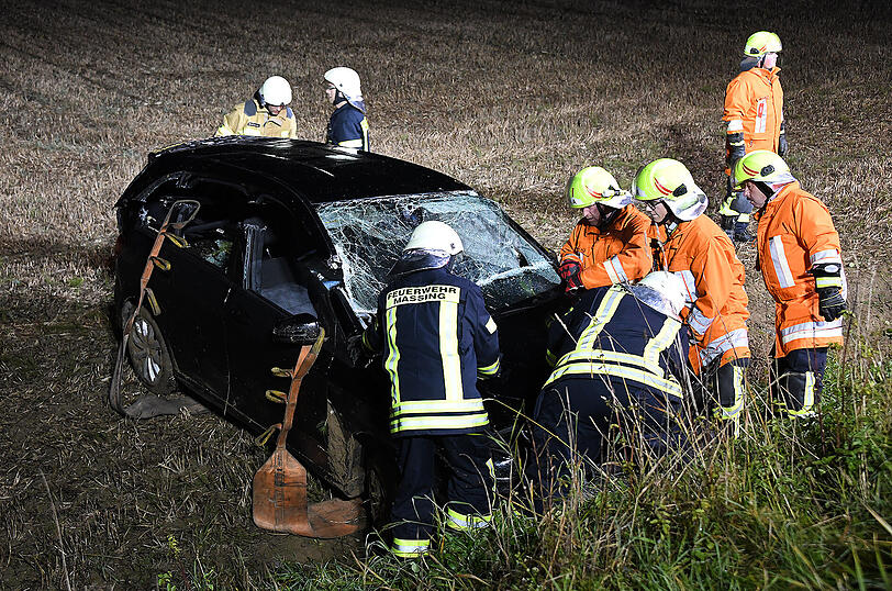 Die Feuerwehr mussten den betrunkenen Autofahrer aus seinem Mercedes befreien.