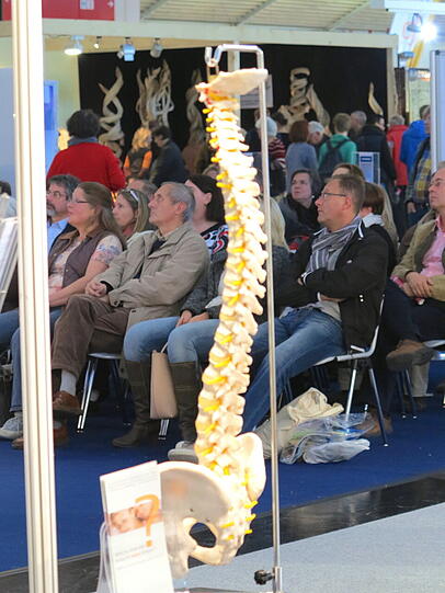 Die Wirbelsäule mahnt das Publikum richtig zu sitzen.