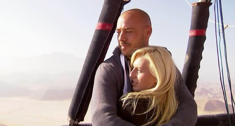 Bei einer romantischen Ballonfahrt über die Wüste Jordaniens kommen sich Susi und Christian näher.